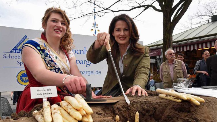 Ministerin Kaniber eröffnet bayerische Spargelsaison