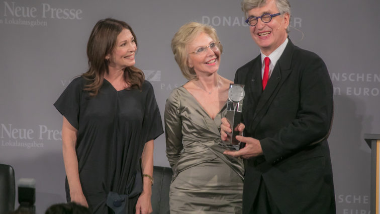 Wim Wenders erhält „Menschen in Europe Kunst-Award“