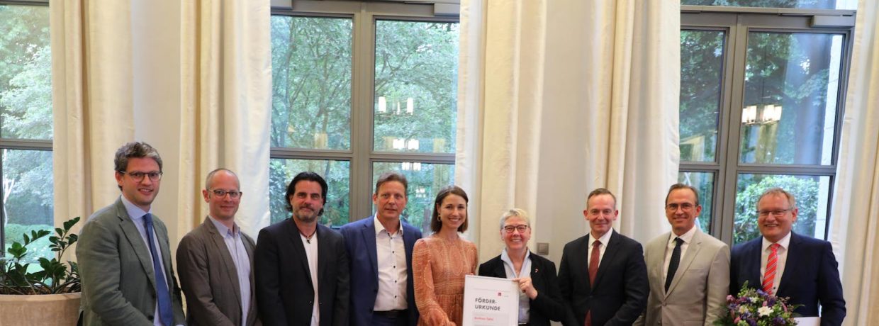 Beim Sommerempfang der Würth Repräsentanz in Berlin spendet die Stiftung Würth 10.000 Euro