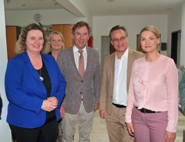 Bayerische Gesundheitsministerin Judith Gerlach besucht „Sonnenhof“ von Ralph Piller