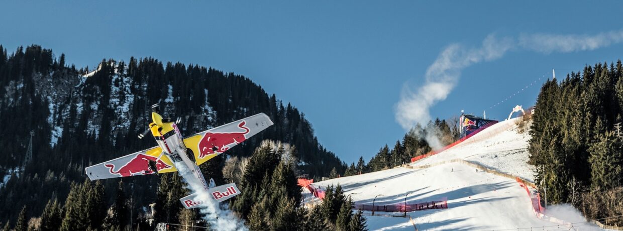 Weltneuheit: Red Bull Air Race-Pilot Dario Costa´s unglaublicher Flug über Kitzbühels legendäre Streif