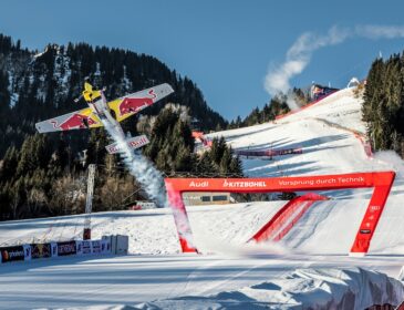 Weltneuheit: Red Bull Air Race-Pilot Dario Costa´s unglaublicher Flug über Kitzbühels legendäre Streif