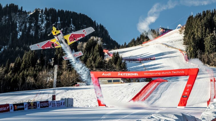 Weltneuheit: Red Bull Air Race-Pilot Dario Costa´s unglaublicher Flug über Kitzbühels legendäre Streif